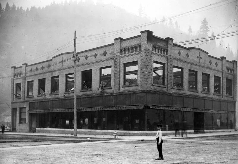 item thumbnail for Forest Fire 1910 - Wallace [1910] Worstell Co. Store