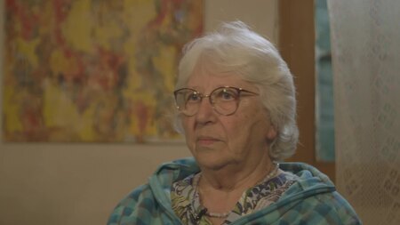 Gaëtane tried to kiss Hélène, who was shocked at first