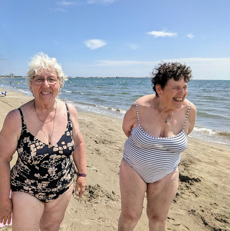 Gaëtane and Hélène at the seashore